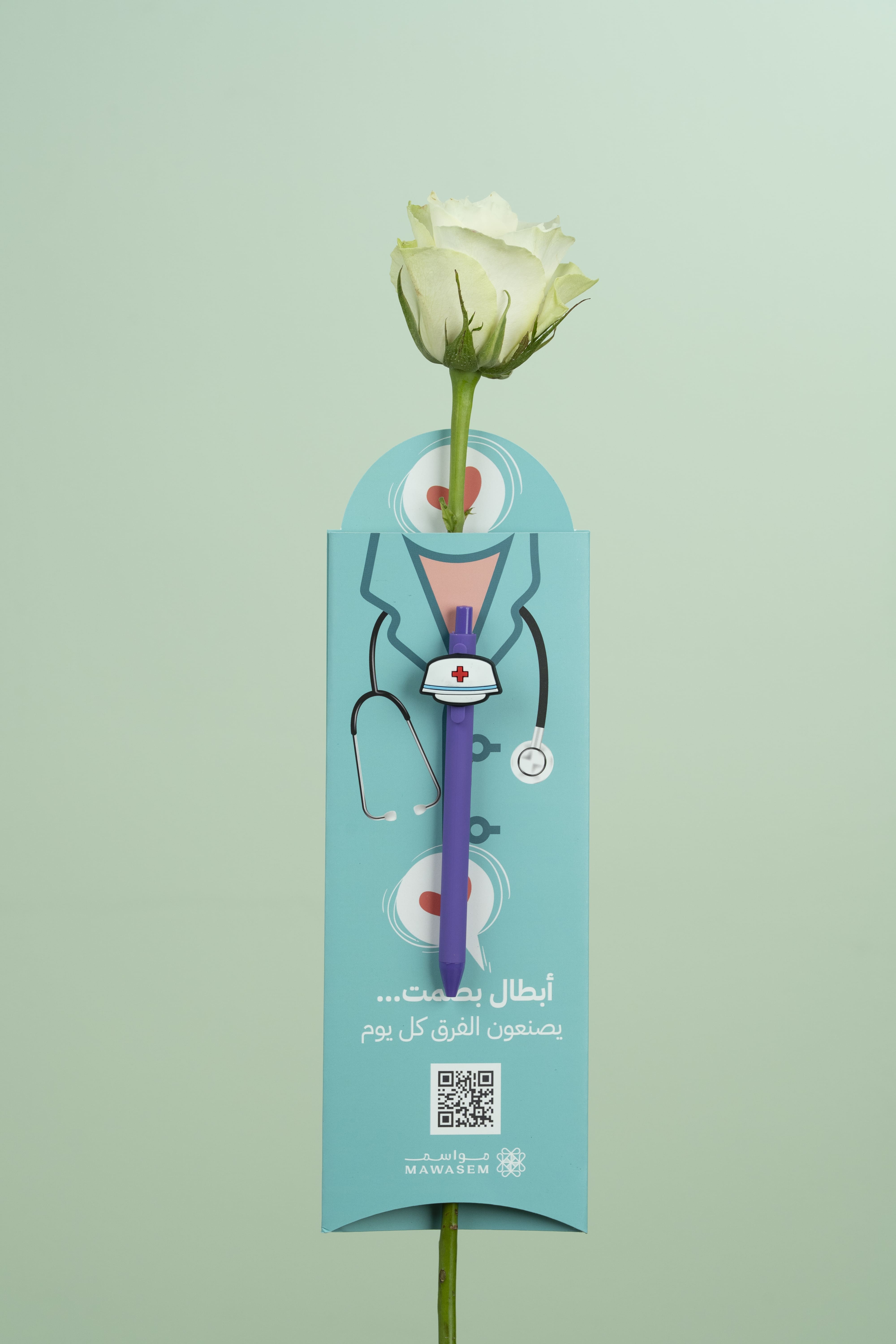 وردة منفردة مع قلم 
