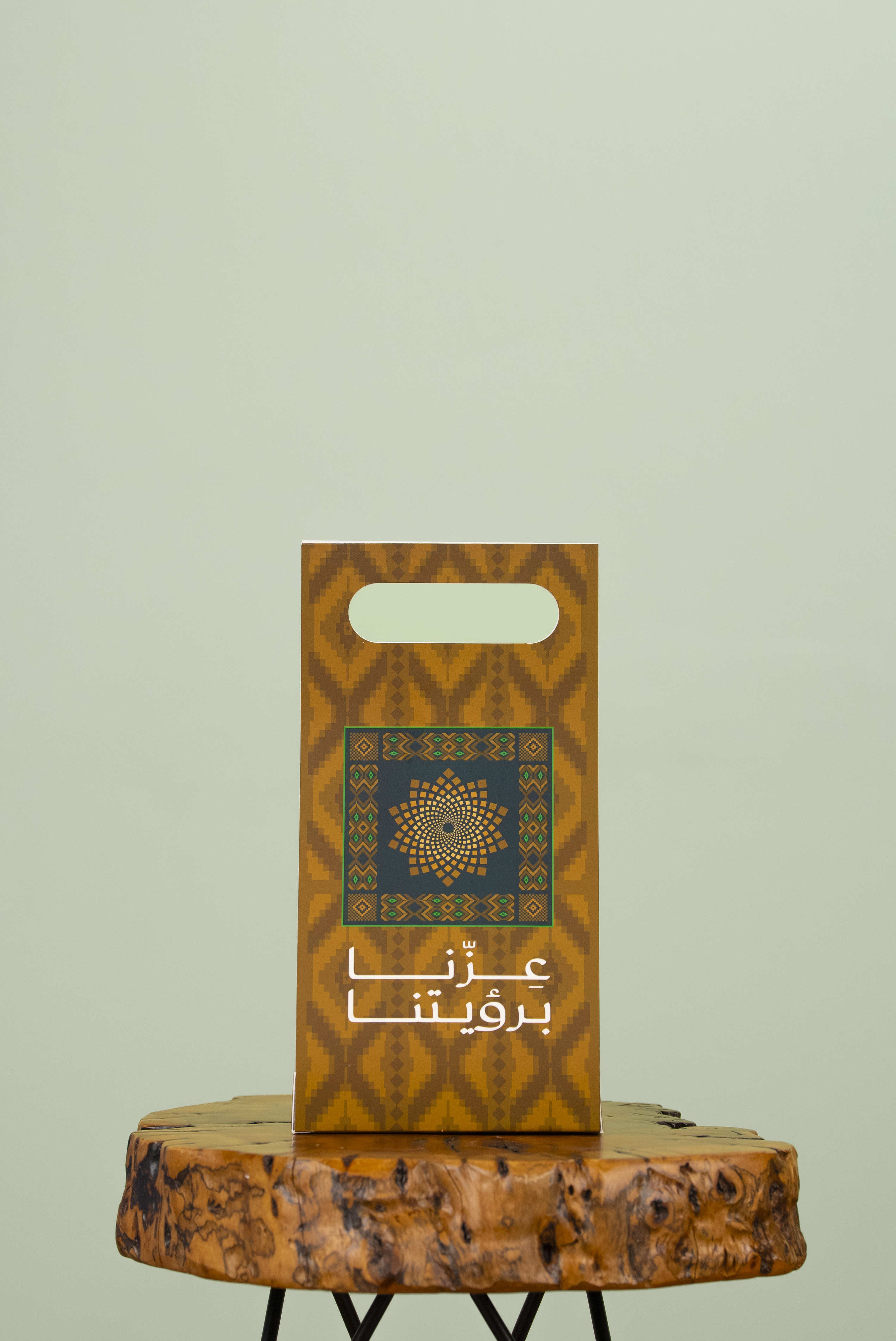 شمعة عزّنا" برائحة اللبان والعود 
