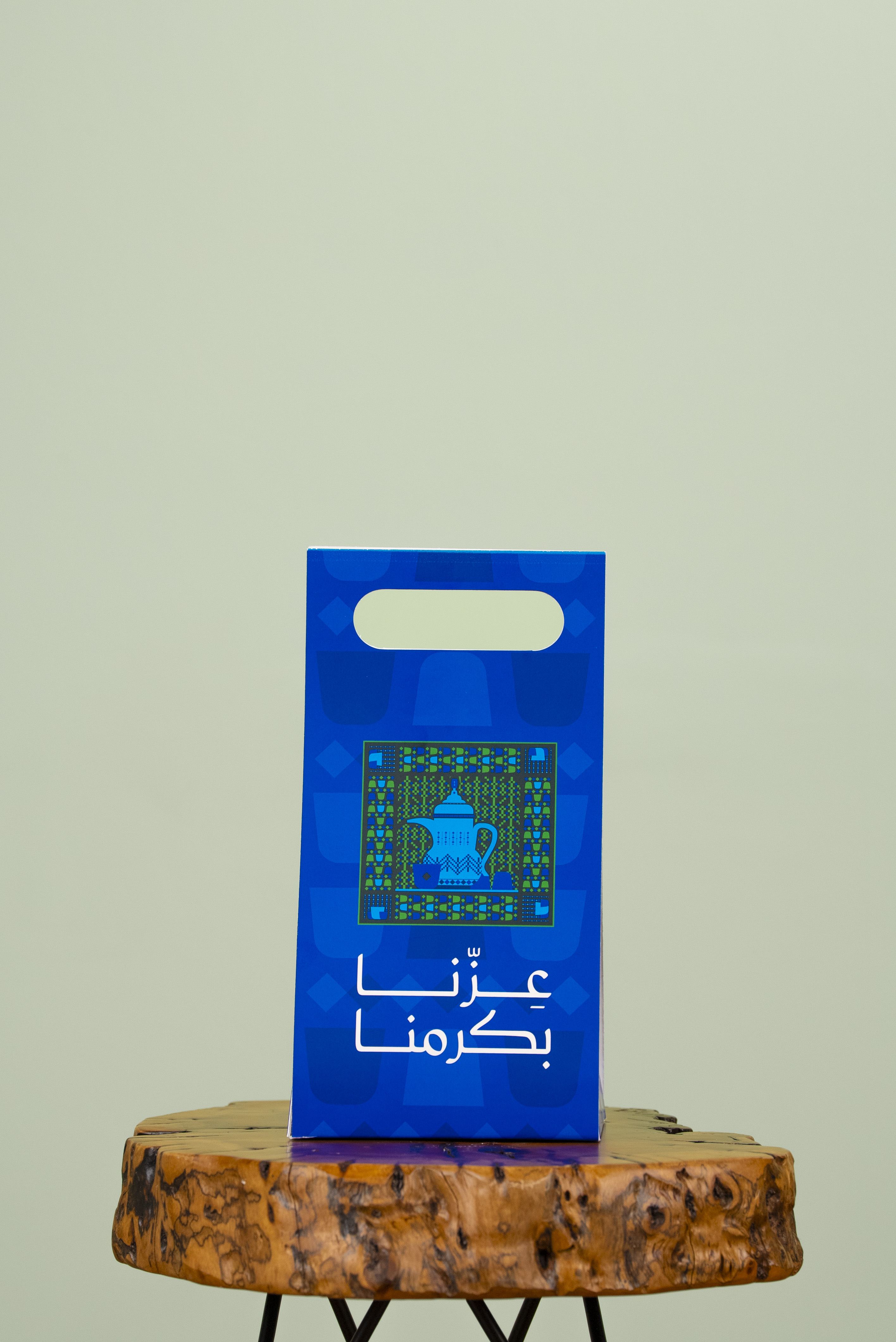 شمعة عزّنا" برائحة الورد والفانيلا
