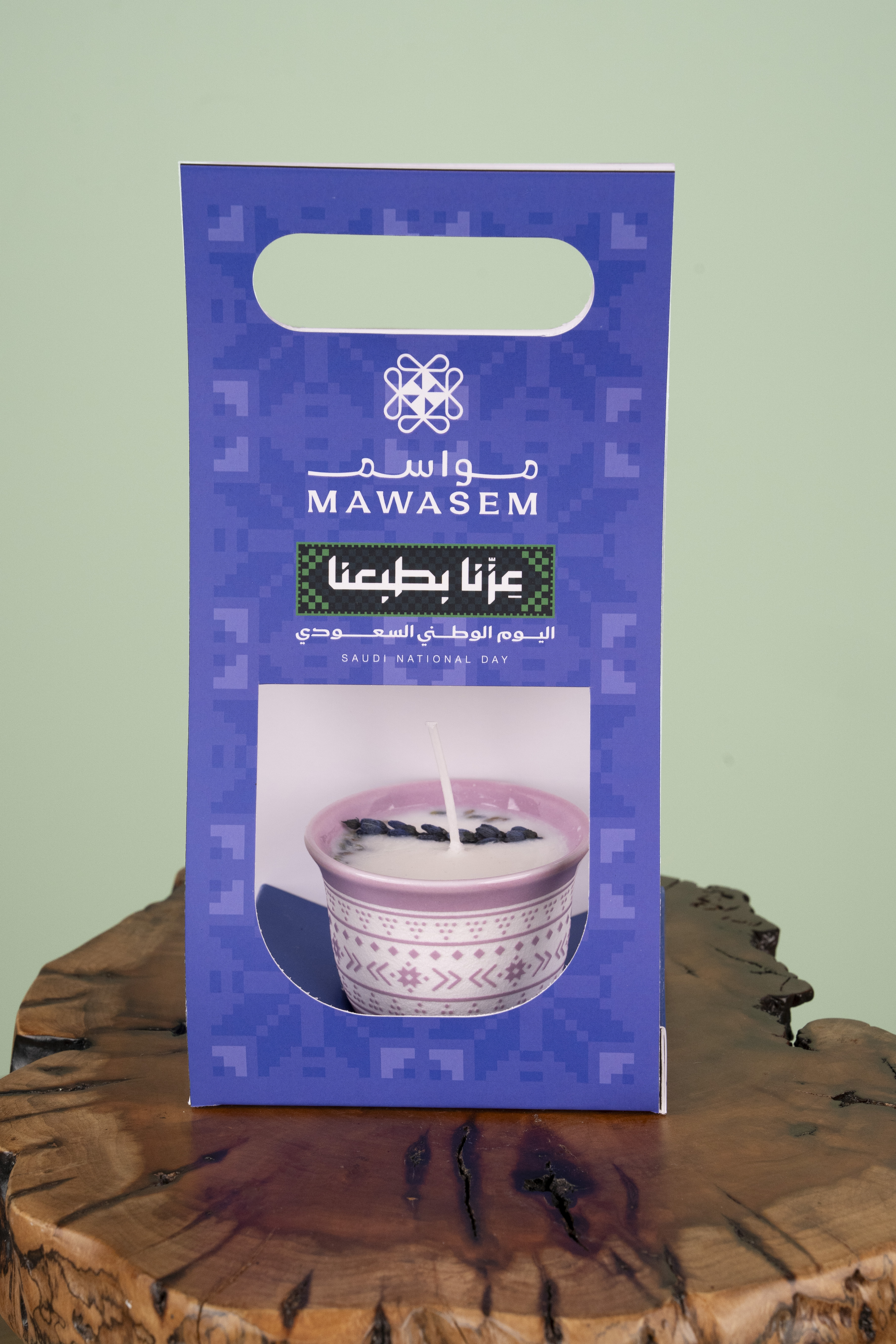 شمعة عزّنا" برائحة اللافندر والفانيلا 